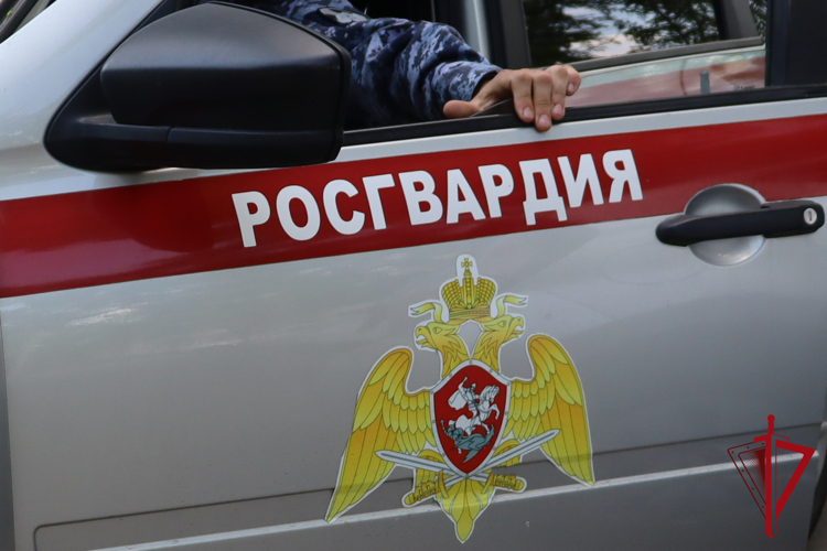 Бойцы Росгвардии задержали агрессивного гостя в гостинице Сусумана