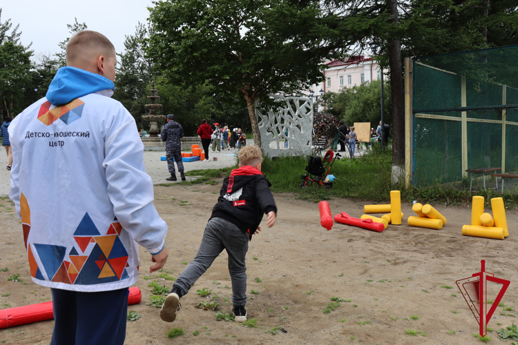 Магаданцы сыграли в «Гигантские городки» под руководством спортсменов Росгвардии