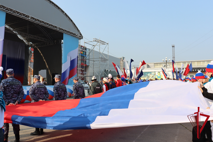 В Магадане росгвардейцы приняли участие в праздничных мероприятиях по случаю Дня Флага 