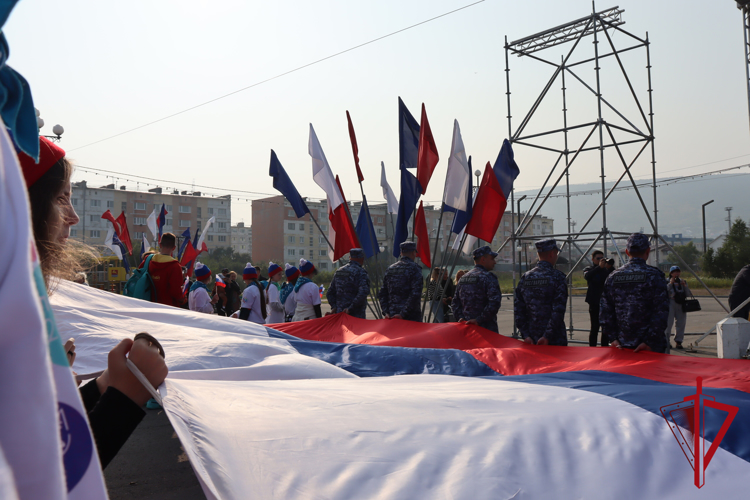 В Магадане росгвардейцы приняли участие в праздничных мероприятиях по случаю Дня Флага 