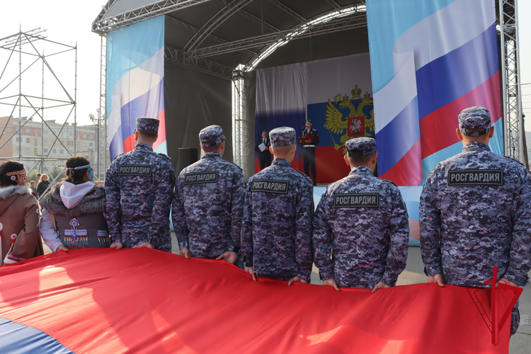 В Магадане росгвардейцы приняли участие в праздничных мероприятиях по случаю Дня Флага 