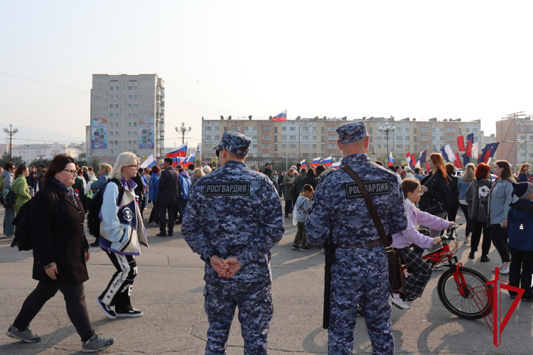 В Магадане росгвардейцы приняли участие в праздничных мероприятиях по случаю Дня Флага 