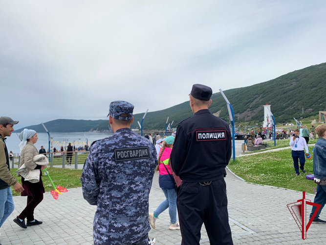 Росгвардия и полиция обеспечили безопасность масштабного семейного фестиваля в Магадане 