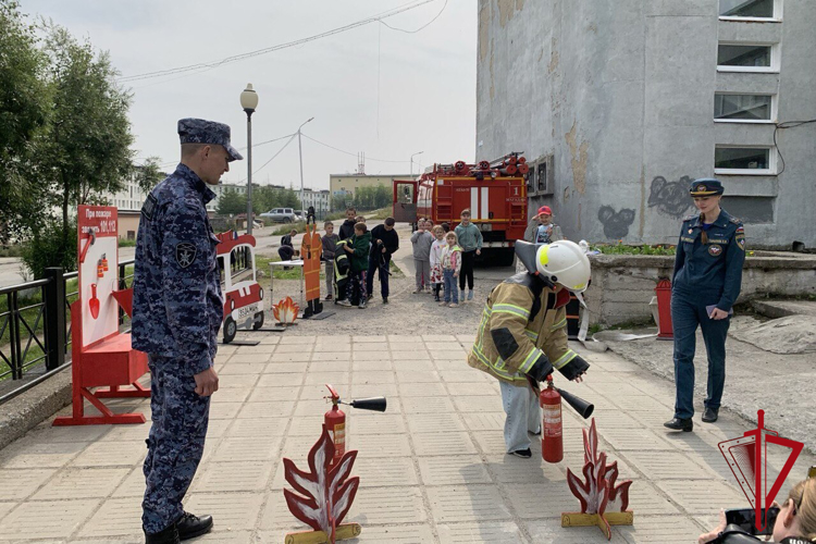 В Магадане с участием Росгвардии прошло профилактическое мероприятие для детей