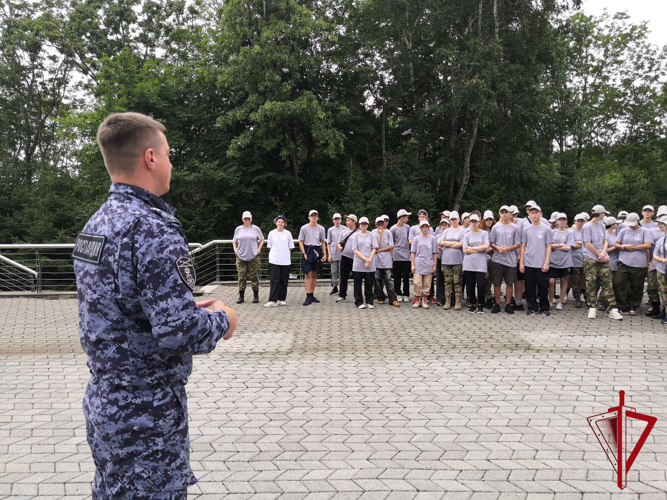 Дети из Магадана участвуют в уникальной смене «Юные гвардейцы» в Приморье
