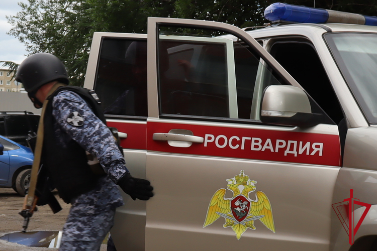 Сотрудники Росгвардии задержали мужчину, избившего администратора сауны в Магадане
