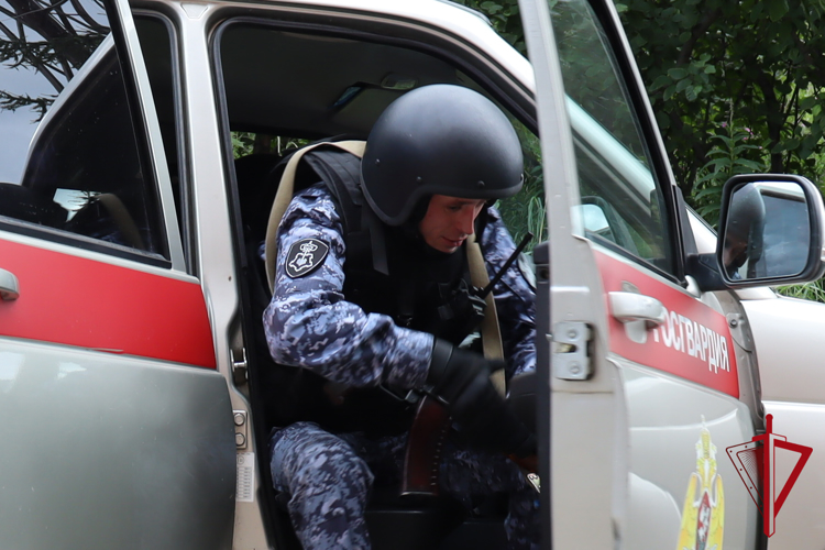 На Колыме сотрудники Росгвардии и МВД задержали подозреваемого в нанесении ножевых ранений