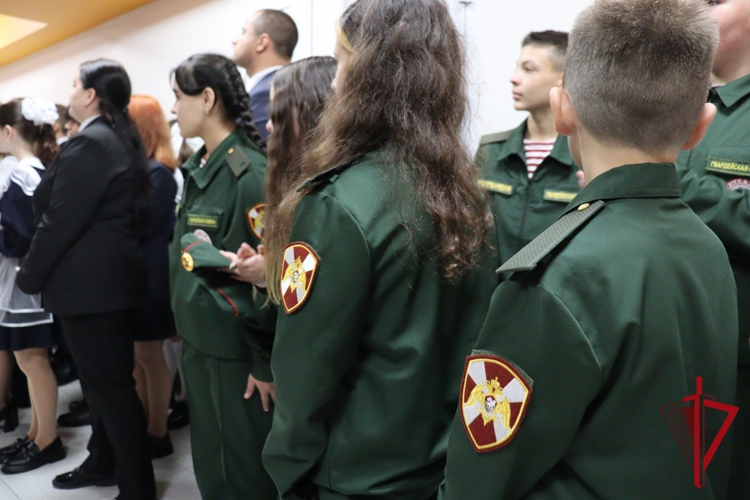 В Магадане росгвардейцы поздравили учащихся профильных классов с Днём знаний 