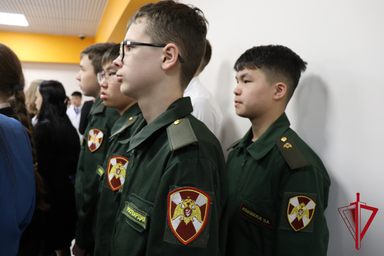 В Магадане росгвардейцы поздравили учащихся профильных классов с Днём знаний 