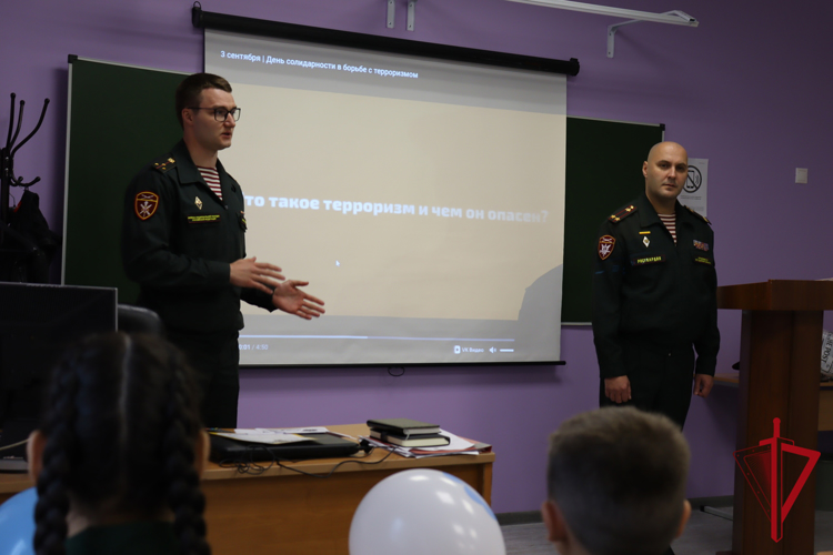 На Колыме Росгвардия провела с подшефными школьниками занятие из цикла «Разговоры о важном» 