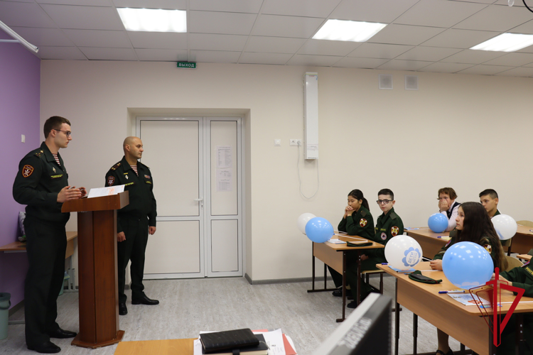 На Колыме Росгвардия провела с подшефными школьниками занятие из цикла «Разговоры о важном» 