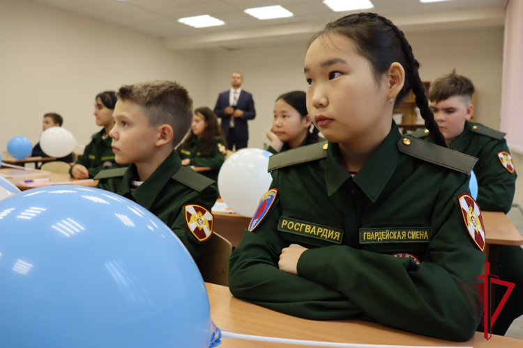 На Колыме Росгвардия провела с подшефными школьниками занятие из цикла «Разговоры о важном» 