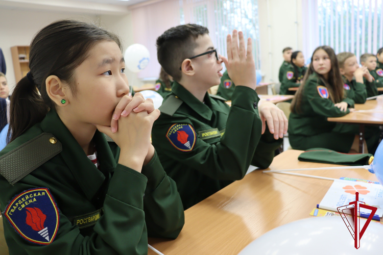 На Колыме Росгвардия провела с подшефными школьниками занятие из цикла «Разговоры о важном» 