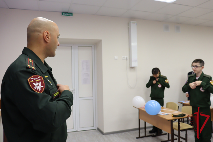 На Колыме Росгвардия провела с подшефными школьниками занятие из цикла «Разговоры о важном» 