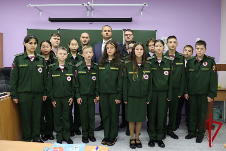 На Колыме Росгвардия провела с подшефными школьниками занятие из цикла «Разговоры о важном» 