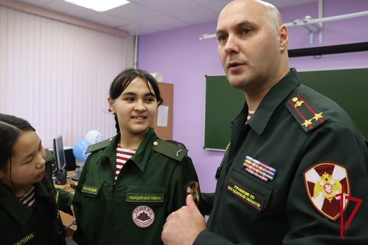 На Колыме Росгвардия провела с подшефными школьниками занятие из цикла «Разговоры о важном» 