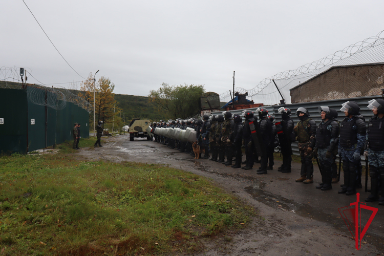 В Магадане спецназ Росгвардии принял участие в учениях УФСИН