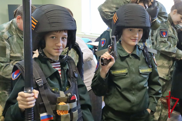 Росгвардейцы провели день открытых дверей для магаданских школьников