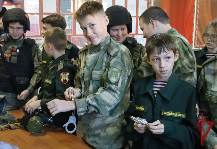 Росгвардейцы провели день открытых дверей для магаданских школьников