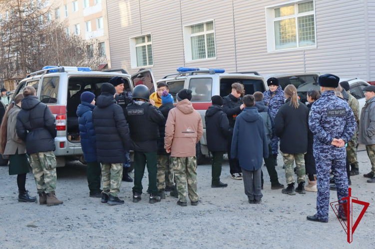 Росгвардейцы провели день открытых дверей для магаданских школьников