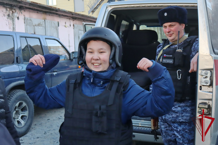 Росгвардейцы провели день открытых дверей для магаданских школьников
