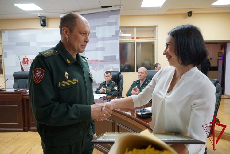 Магаданскую журналистку наградили почетной грамотой Росгвардии