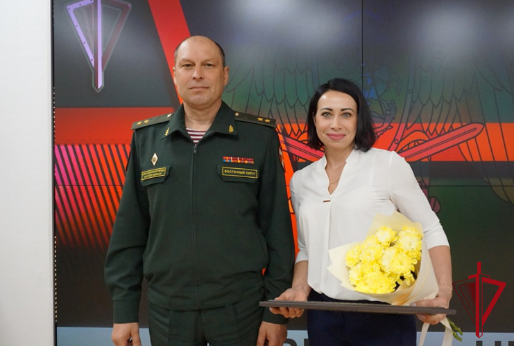 Магаданскую журналистку наградили почетной грамотой Росгвардии