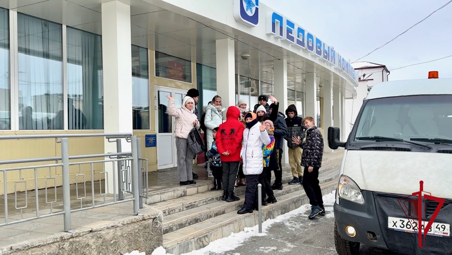 Росгвардейцы с воспитанниками Магаданского областного детского дома посетили ледовый каток