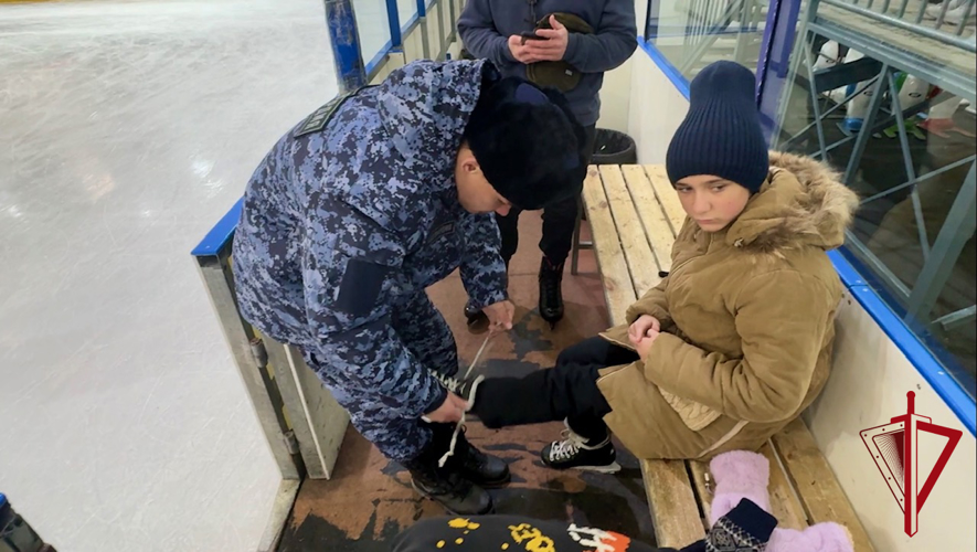 Росгвардейцы с воспитанниками Магаданского областного детского дома посетили ледовый каток