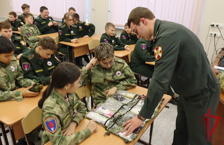 Офицер Росгвардии провел урок из цикла «Разговоры о важном» для магаданских школьников