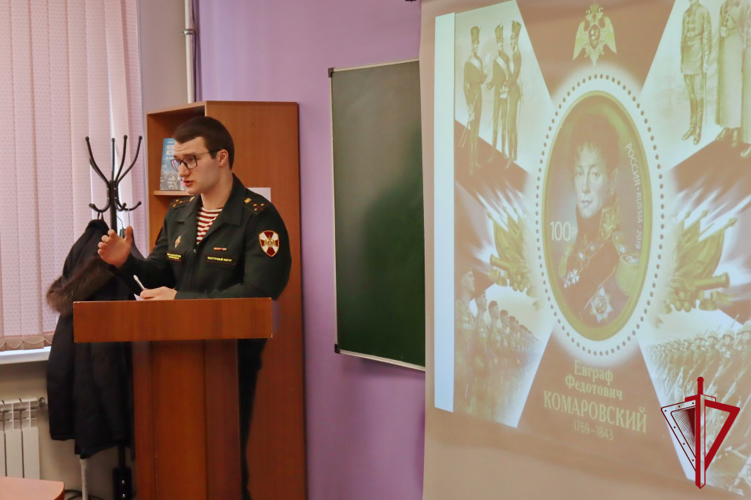Офицер Росгвардии провел урок из цикла «Разговоры о важном» для магаданских школьников