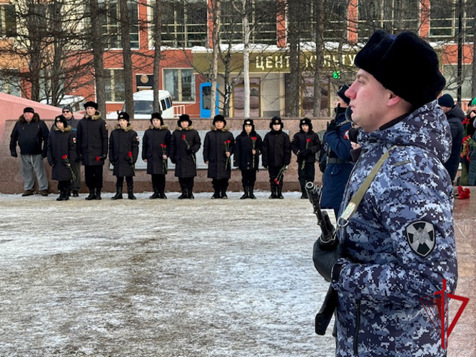 Сотрудники Росгвардии почтили память павших воинов в День Героев Отечества в Магадане