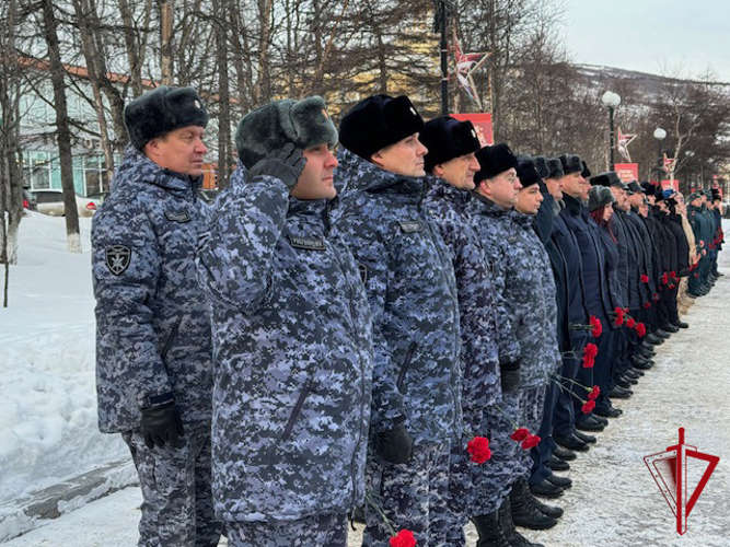 Сотрудники Росгвардии почтили память павших воинов в День Героев Отечества в Магадане
