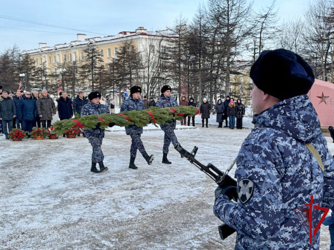 Сотрудники Росгвардии почтили память павших воинов в День Героев Отечества в Магадане