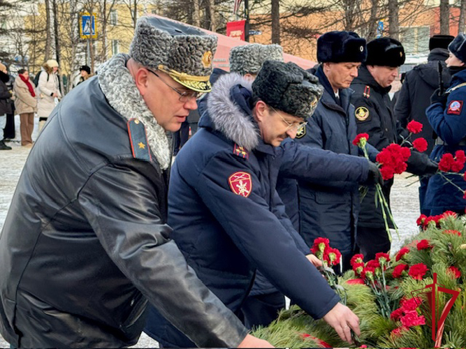 Сотрудники Росгвардии почтили память павших воинов в День Героев Отечества в Магадане