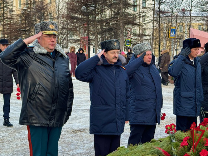 Сотрудники Росгвардии почтили память павших воинов в День Героев Отечества в Магадане