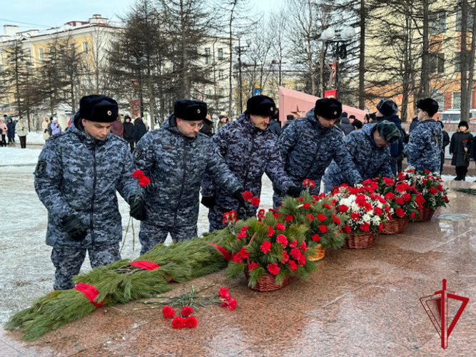 Сотрудники Росгвардии почтили память павших воинов в День Героев Отечества в Магадане
