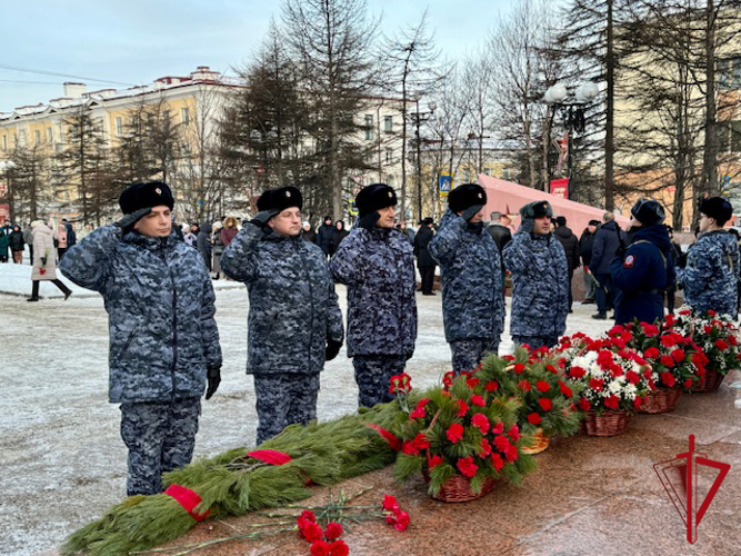 Сотрудники Росгвардии почтили память павших воинов в День Героев Отечества в Магадане