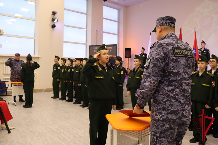 Магаданские лицеисты дали клятву юных росгвардейцев 