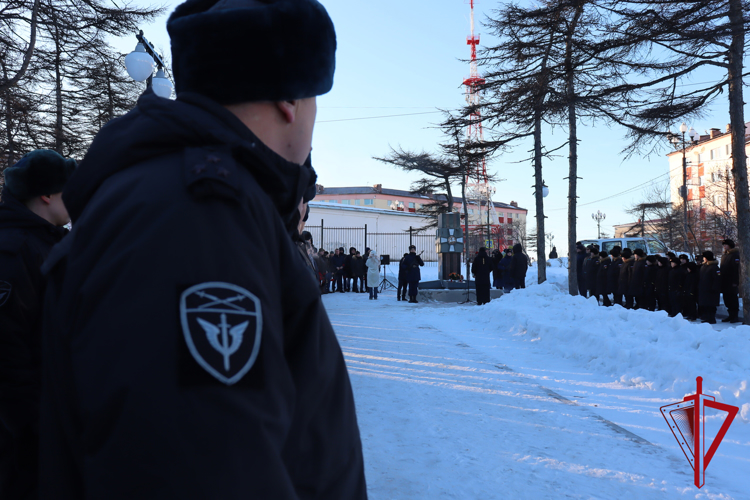 Росгвардейцы возложили цветы в память о колымчанах-земляках, погибших в локальных военных конфликтах       