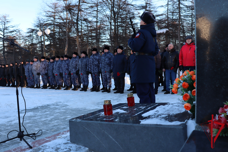 Росгвардейцы возложили цветы в память о колымчанах-земляках, погибших в локальных военных конфликтах       
