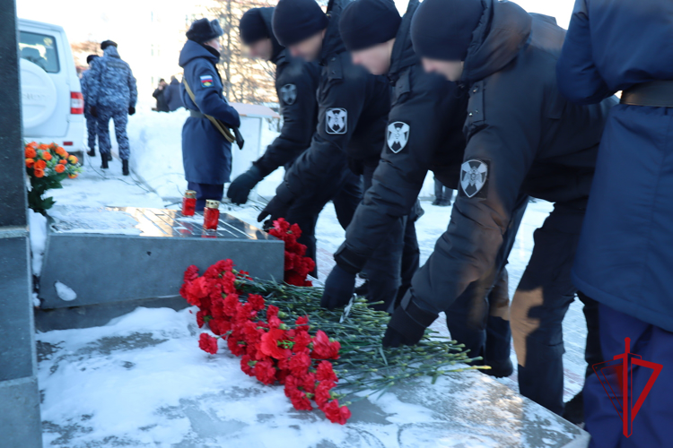 Росгвардейцы возложили цветы в память о колымчанах-земляках, погибших в локальных военных конфликтах       