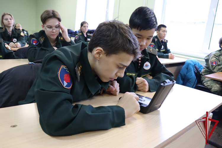 Психологи Росгвардии познакомили подшефных школьников со спецификой своей деятельности