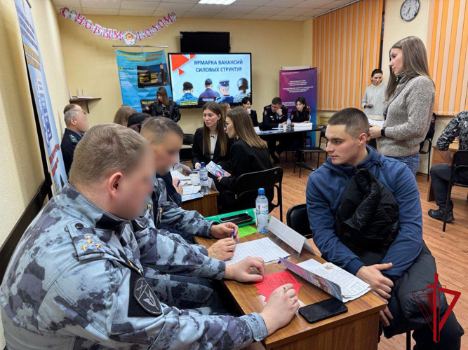 Подразделения Росгвардии приняли участие в ярмарке вакансий силовых структур  