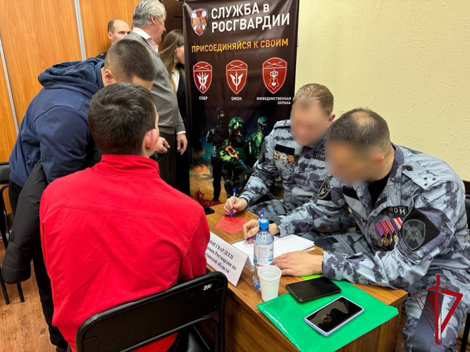 Подразделения Росгвардии приняли участие в ярмарке вакансий силовых структур  