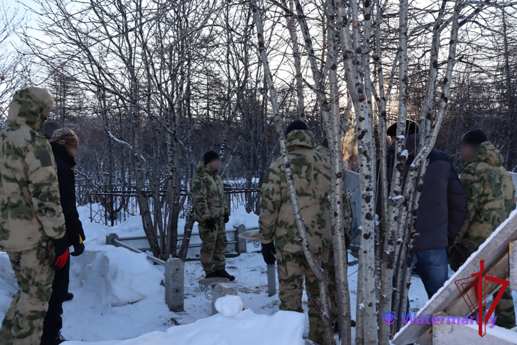 В Магадане сотрудники СОБРа Росгвардии почтили память погибшего товарища
