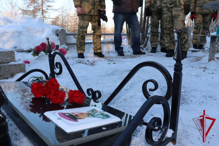 В Магадане сотрудники СОБРа Росгвардии почтили память погибшего товарища