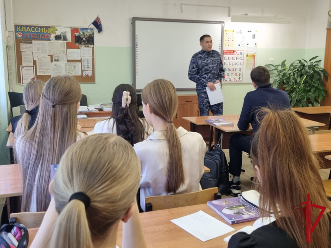 Офицеры Росгвардии приняли участие в патриотических и профориентационных мероприятиях в гимназии № 30
