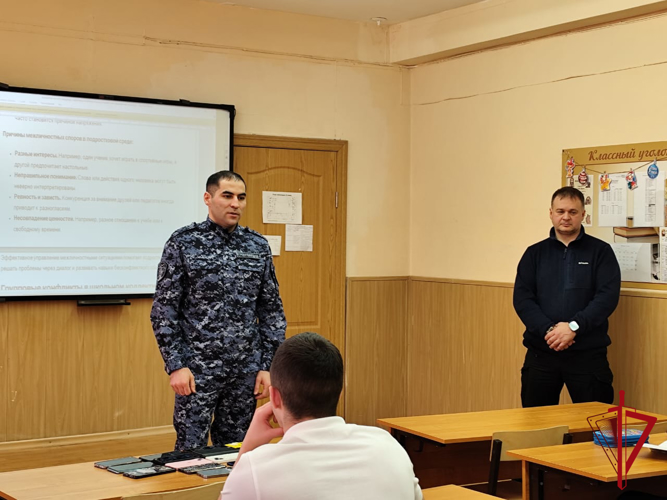 Офицеры Росгвардии приняли участие в патриотических и профориентационных мероприятиях в гимназии № 30