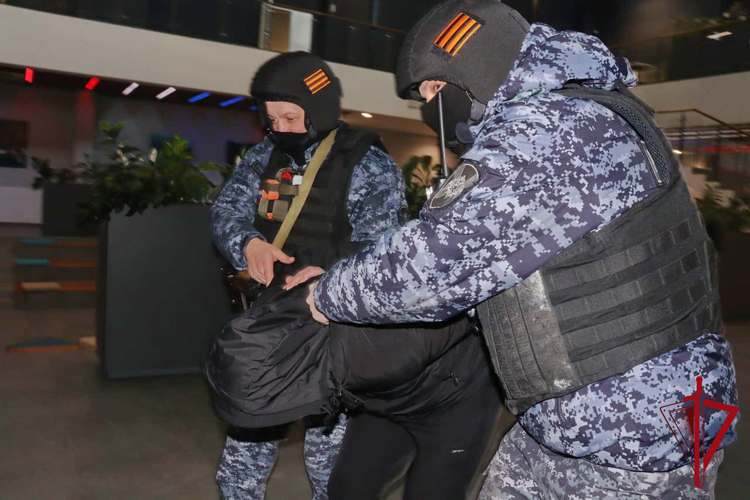 Росгвардейцы задержали хулигана, устроившего дебош в магаданском баре